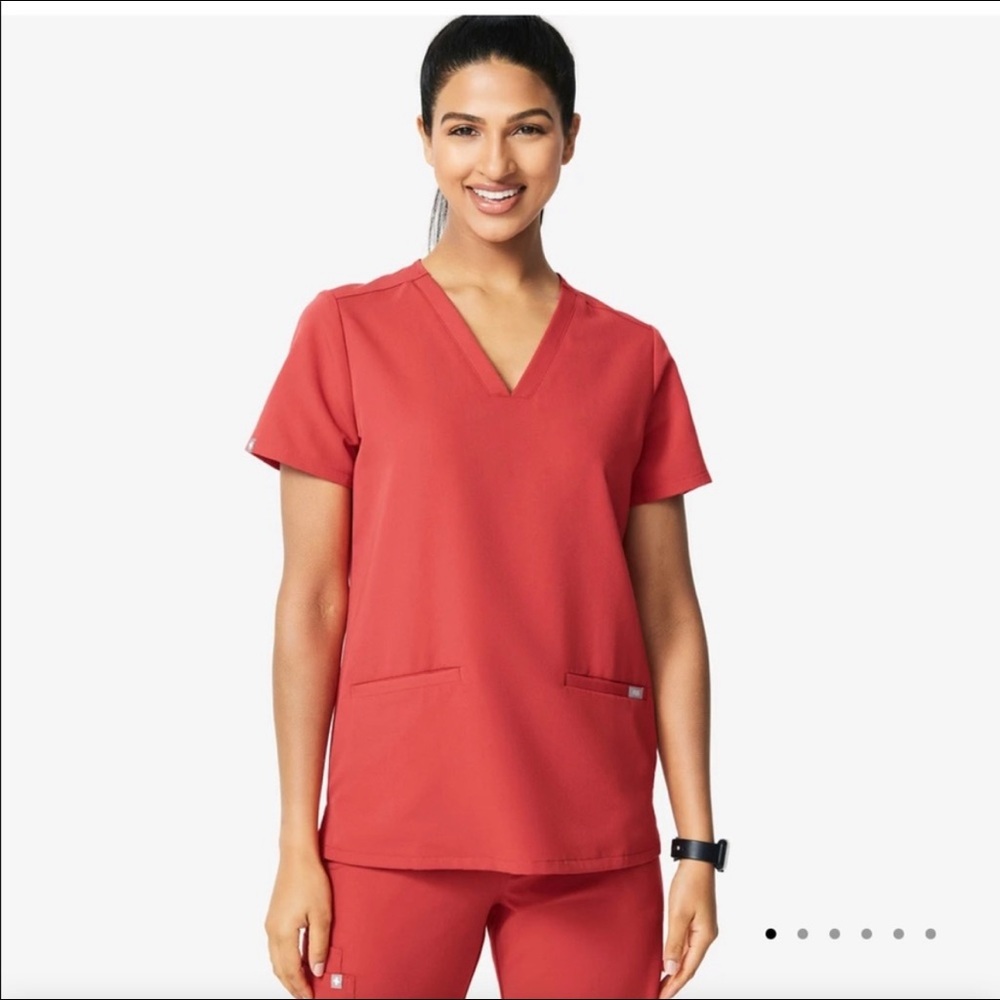 Figs Clay Casma™ Three-Pocket Scrub Top Size S